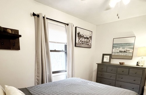 Montague House | Wood View Cabin, short drive to Lake Michigan