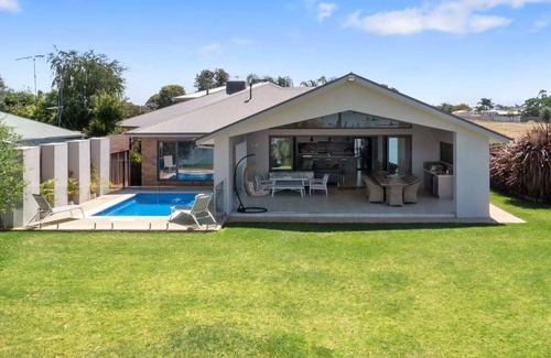 Yarrawonga House | Woodbine Waters - Four Bedroom House, Sleeps 10
