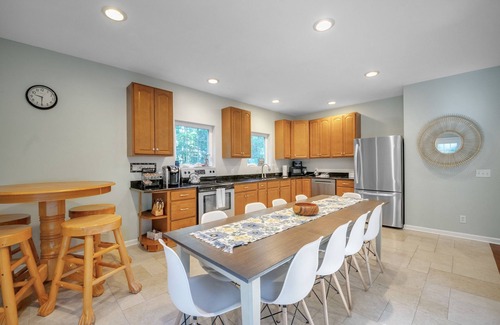 Montague House | Wooded Sands: Thanksgiving Retreat – Room for Family, Food & Fun!