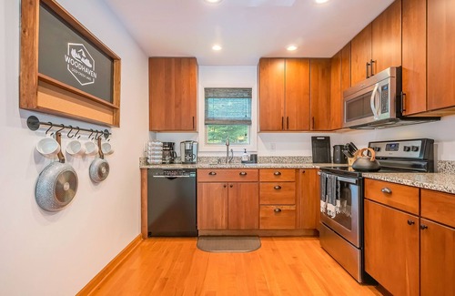 North Glade Hills House | Woodhaven | Dock Slip, Pool Table, Firepit!