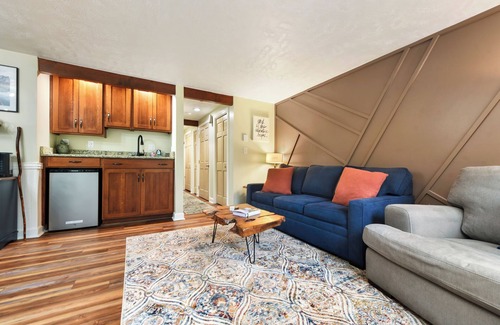 Farmington Condo | Woodlands Hideaway Cozy Retreat
