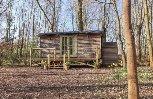 Woodbridge Cottage | WOODLANDS RETREAT SHEPHERD'S HUT, pet friendly in Laxfield