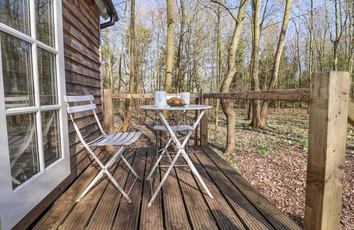 Woodbridge Cottage | WOODLANDS RETREAT SHEPHERD'S HUT, pet friendly in Laxfield