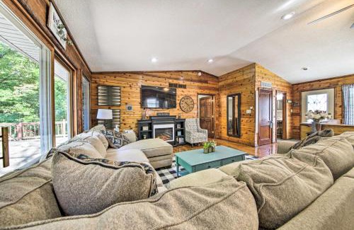 Shelbyville House | Woodsy Home with View, 1 Mi to Lake Shelbyville