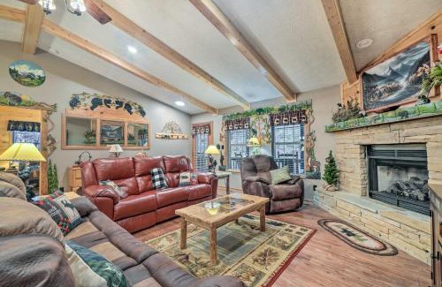 Wears Valley House | Woodsy Pigeon Forge Hideaway Private Hot Tub