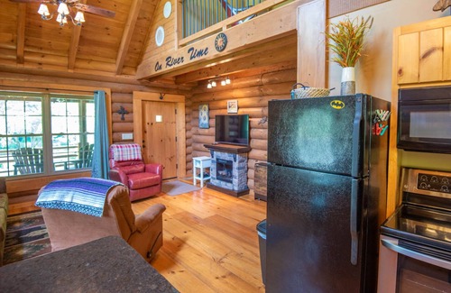 Lansing Cabin | Woodsy Retreat with Hot Tub | Dogs Welcome | On River Time