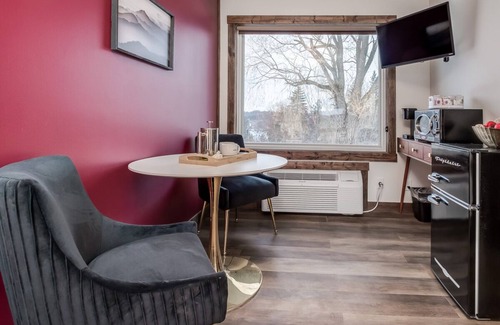 Prescott Hotel | Work & Dine | Free Parking | Simple Comfort