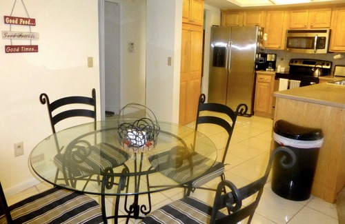 Carrollwood House | WOW - like staying in a park: beautiful lakefront, private heated pool in Tampa!