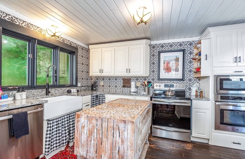 The Galena Territory Cabin | WOW! Unique Galena Dream Cabin. Hot Tub, Games, Fire Pit, Fully Stocked.