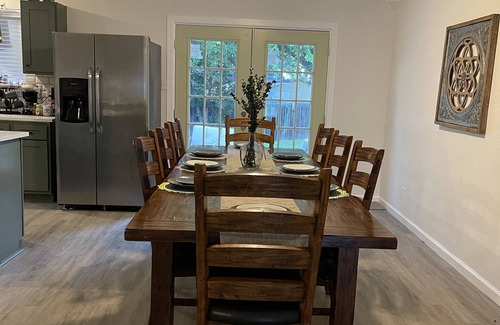 Universal City House | Wowza! Nice and Spacey Home!