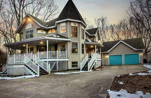 Stevensville House | Wrap around Beach Bunker