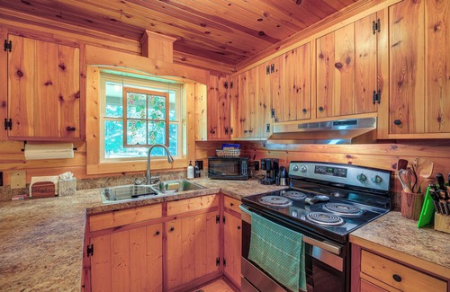 Sparta Cabin | Wraparound Deck & Hot Tub: Blue Ridge Mtn Cabin