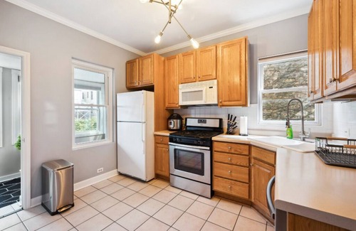 Lakeview Apartment | Wrigley 4BR Home, Sleeps 10, Firepit