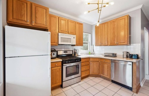 Lakeview Apartment | Wrigley 4BR Home, Sleeps 10, Firepit