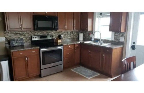 Plymouth House | Wyatt's Country Home - King Bed!