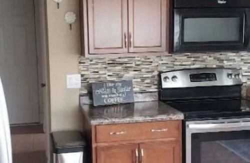 Plymouth House | Wyatt's Country Home - King Bed!