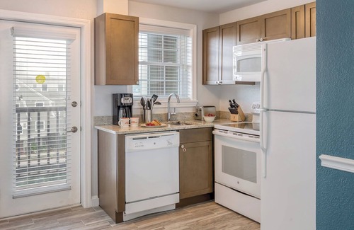 Yachting Village Condo | Wyndham Newport Onshore|2BR/2BA Balcony King Suite