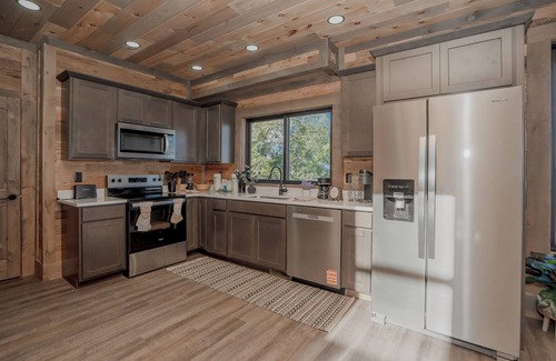 Sevierville Cabin | Wynn's Endless Views: Views*Pool*HotTub*Wifi*Theater*Games*Putt-Putt*FirePit