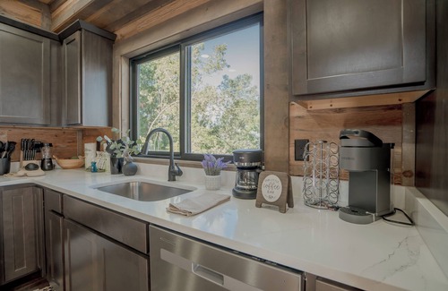 Sevierville Cabin | Wynn's Endless Views: Views*Pool*HotTub*Wifi*Theater*Games*Putt-Putt*FirePit