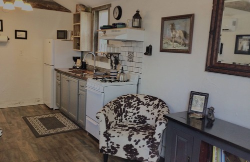 Cody Cottage | “WYNOT BUNKHOUSE”, Western class in a quaint backyard retreat