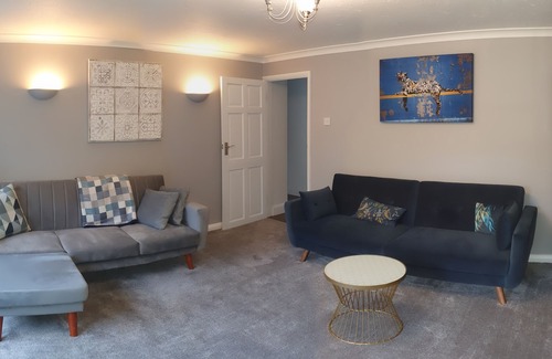 Iver Apartment | X-Lg 2-bed Luxury Flat near Pinewood Studios