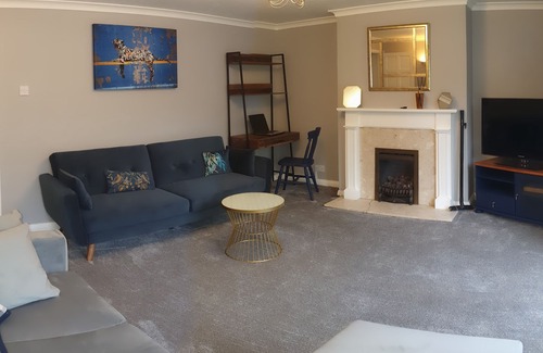 Iver Apartment | X-Lg 2-bed Luxury Flat near Pinewood Studios