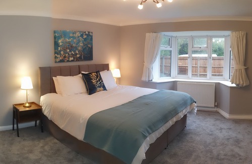 Iver Apartment | X-Lg 2-bed Luxury Flat near Pinewood Studios