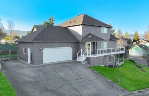 Green House | Xenia House-Roseburg Retreat with a View! Near Wildlife Safari