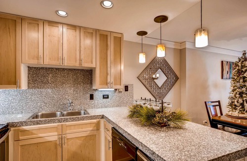 Peak 9 Condo | XMAS Decor 11/1-PRIME LOCAL SKI In/Out VILLAGE @ BRECK MtnnSide Pk 9 Pool+ Hot T