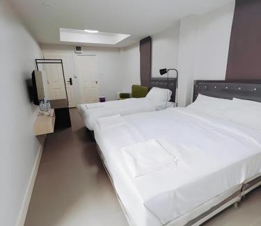 Wang Burapha Phirom Apartment | XX Mitr Inn The Grand Palace Bangkok - Mrt Samyot Station