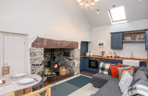 Caernarfon Cottage | Y GARREG FAWR, pet friendly, character holiday cottage in Caernarfon