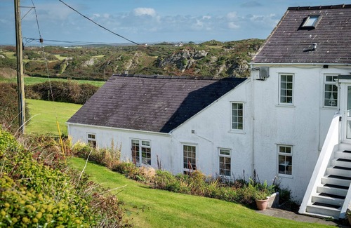 Holyhead Cottage | Y Lleiaf - sleeps 5 guests in 2 bedrooms