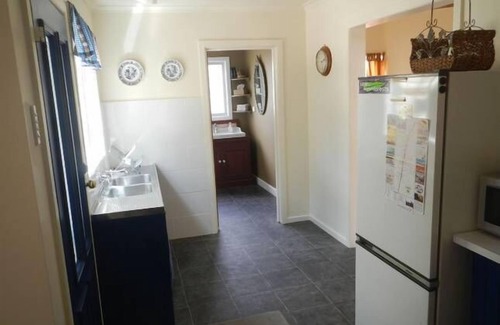 Yarram Cottage | Yarram Cottage - Art and Accommodation