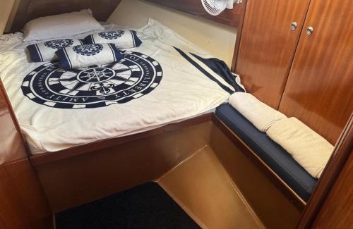 Lomo Quiebre Boat Rental | Yate Rock & Roll