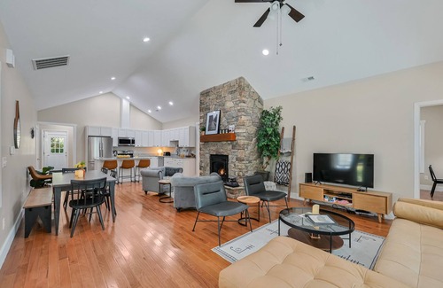 Hendersonville House | Yellow Bike Bungalow-Block from Bike Trail-Fireplace- Dog Friendly