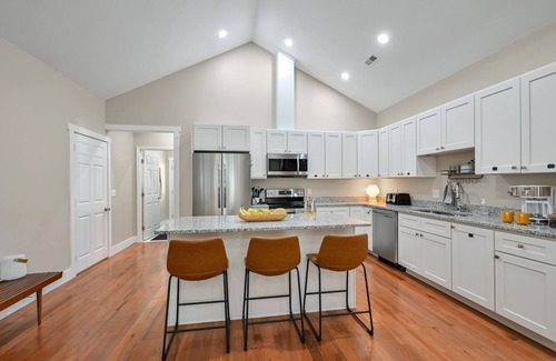 Hendersonville House | Yellow Bike Bungalow-Block from Bike Trail-Fireplace- Dog Friendly