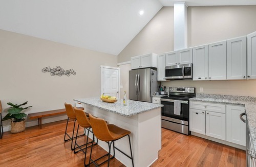 Hendersonville House | Yellow Bike Bungalow-Block from Bike Trail-Fireplace- Dog Friendly