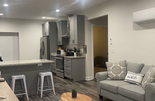 Simpsonville Cottage | YELLOW DOOR 2 BEDROOM COTTAGE