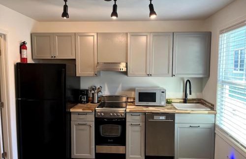 West End Apartment | Yellow Door Retreat Minutes to Dwntwn