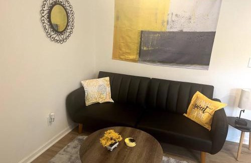 West End Apartment | Yellow Door Retreat Minutes to Dwntwn