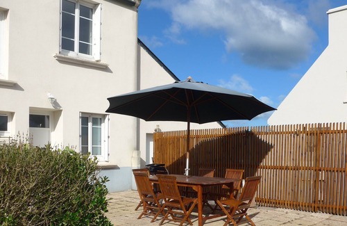 Porspoder House | Yellow Shutters. House 350 m from the beach and in the center of town.