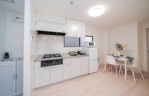 Funabori Apartment | Yinojia: Bright, clean interior. Quiet yet convenient, near 24 - hr stores.