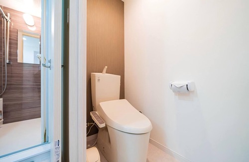 Funabori Apartment | Yinojia: Bright, clean interior. Quiet yet convenient, near 24 - hr stores.
