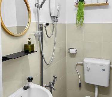 Yong Peng House | Yong Peng homestay 永平民宿- 3 Bedroom Shoplot converted BnB at level 1 &2, for business travellers, Street Parking, WIFI, 1 min to KFC & MCD