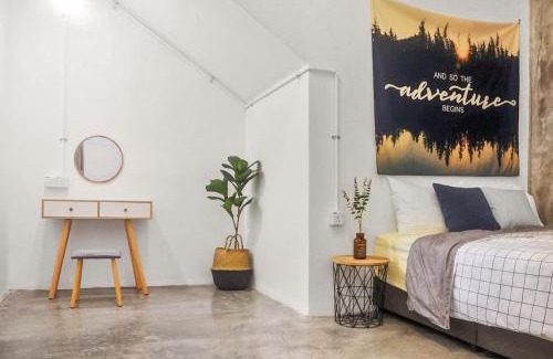 Yong Peng House | Yong Peng homestay 永平民宿- 3 Bedroom Shoplot converted BnB at level 1 &2, for business travellers, Street Parking, WIFI, 1 min to KFC & MCD