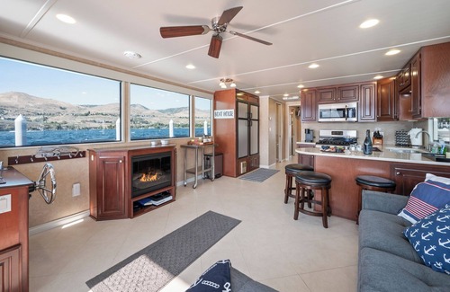 Chelan Boat Rental | You can't beat these views w/this unique houseboat ON Lake Chelan