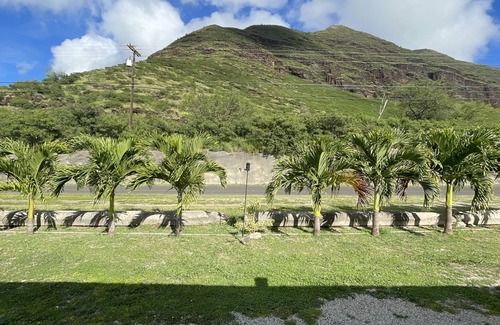 Waianae House | You will first go through a war zone, next, hidden gem. No neighbors, st lights.
