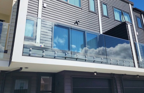 Avondale House | Your Auckland Stopover Cozy Townhouse, Easy Transport, Extra Work Space