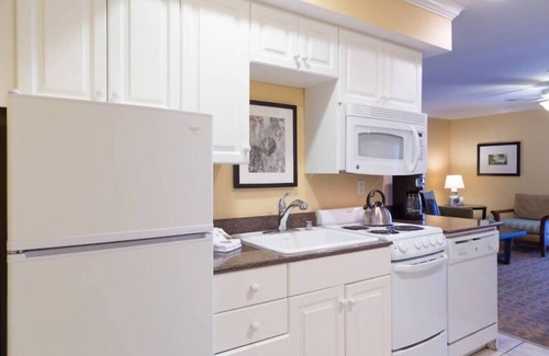 Carlsbad Village Hotel | Your Carlsbad Beach Escape | Outdoor Swimming Pool | Free Parking