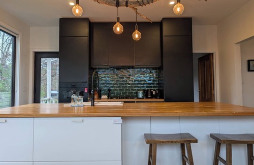 South Launceston House | Your CBD Treetop Base | Parking, Wifi & Views